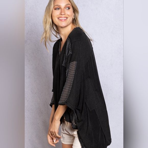 POL High-Low Contrast V-Neck Top - Picture 2 of 4